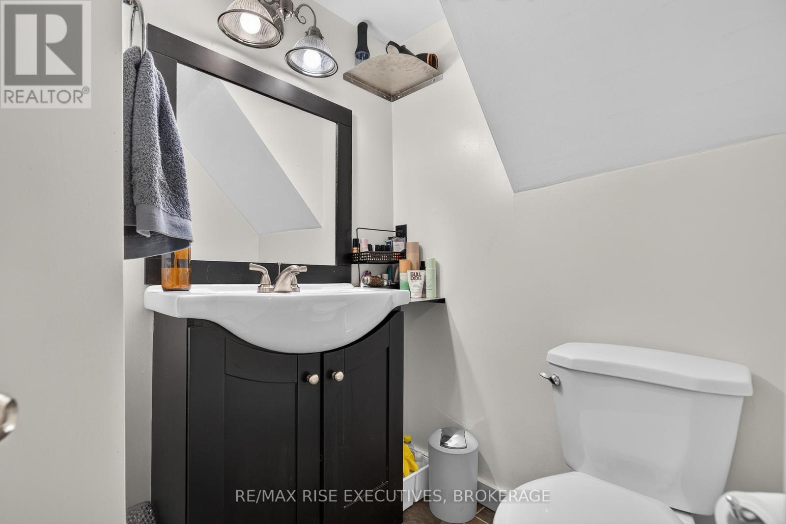 807 BROCK STREET - 37