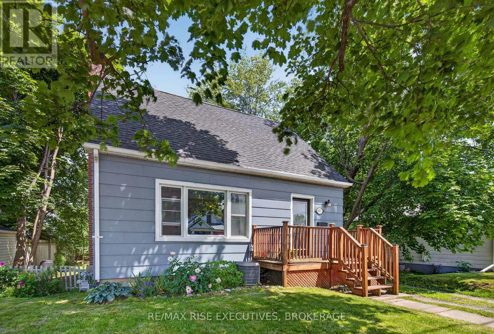 807 BROCK STREET - 6