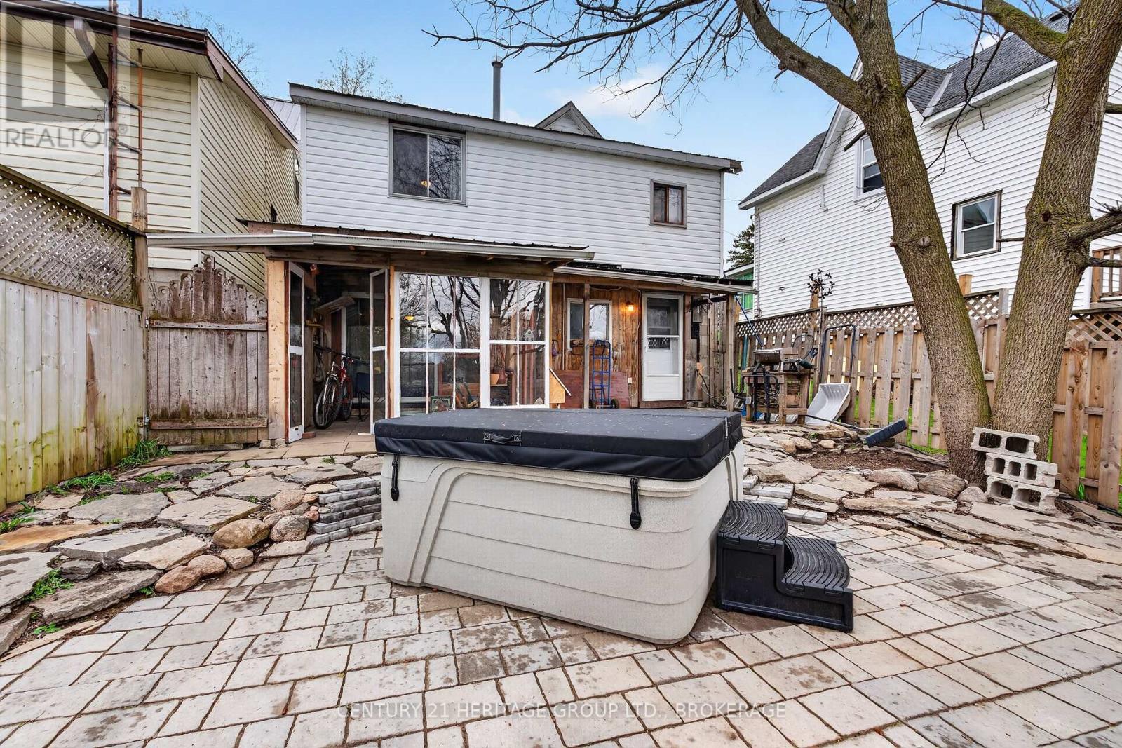 326 DUNDAS STREET - 23