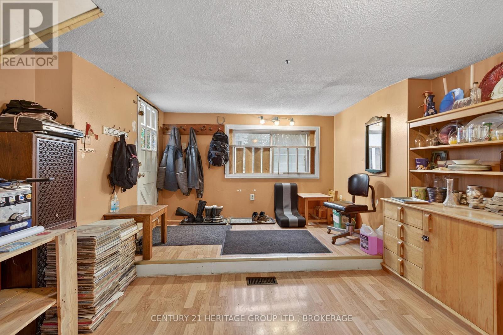 326 DUNDAS STREET - 5