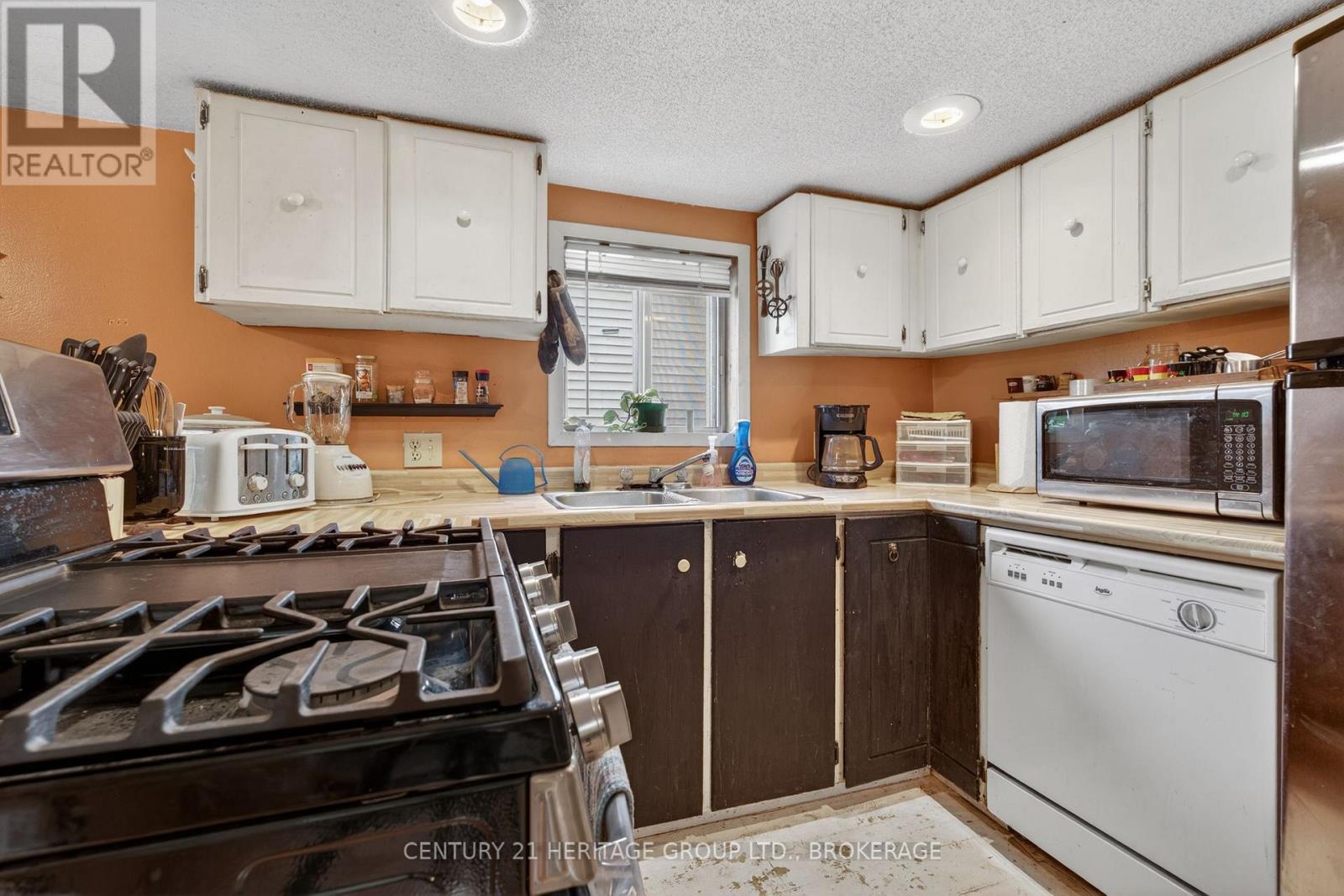 326 DUNDAS STREET - 9