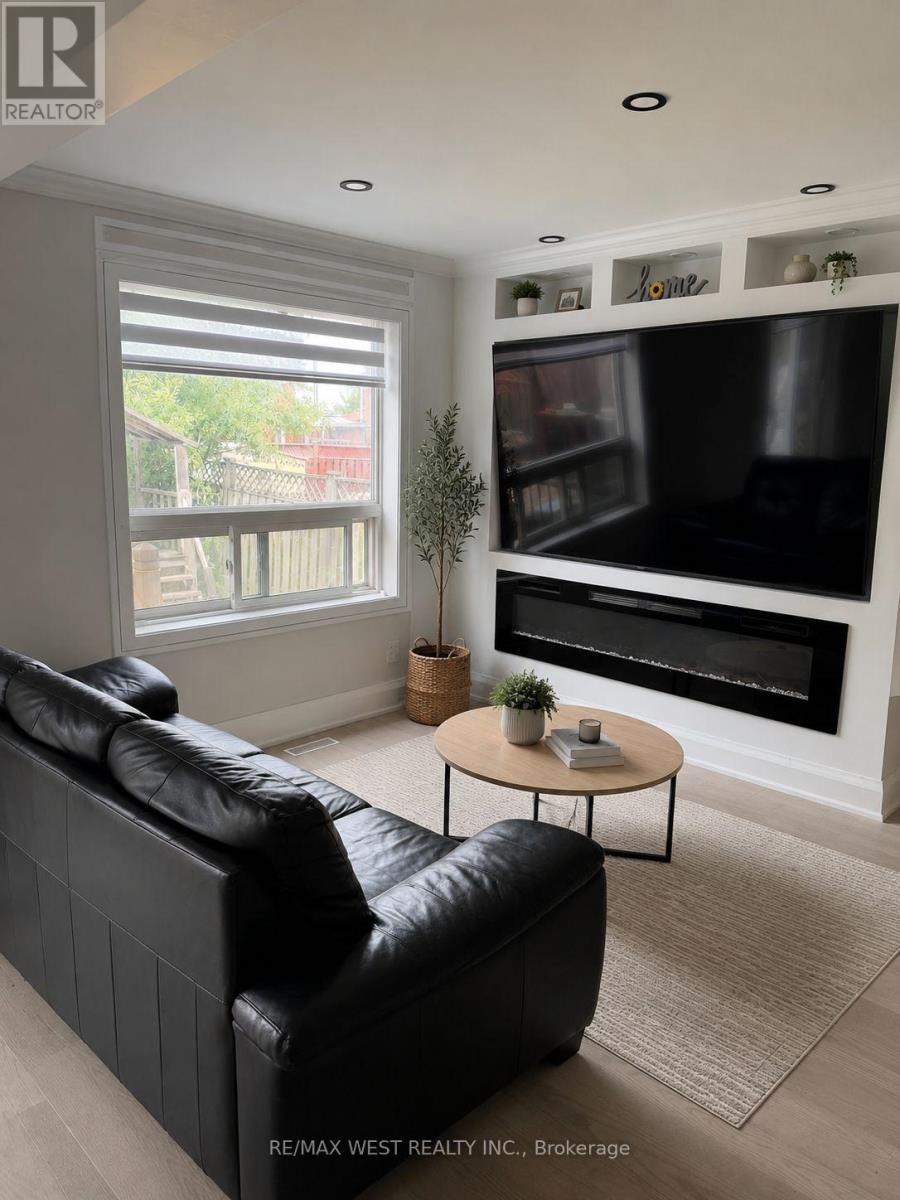 137 HUDSON CRESCENT - 3