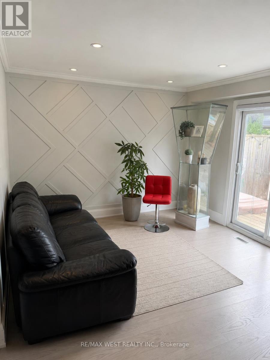 137 HUDSON CRESCENT - 4