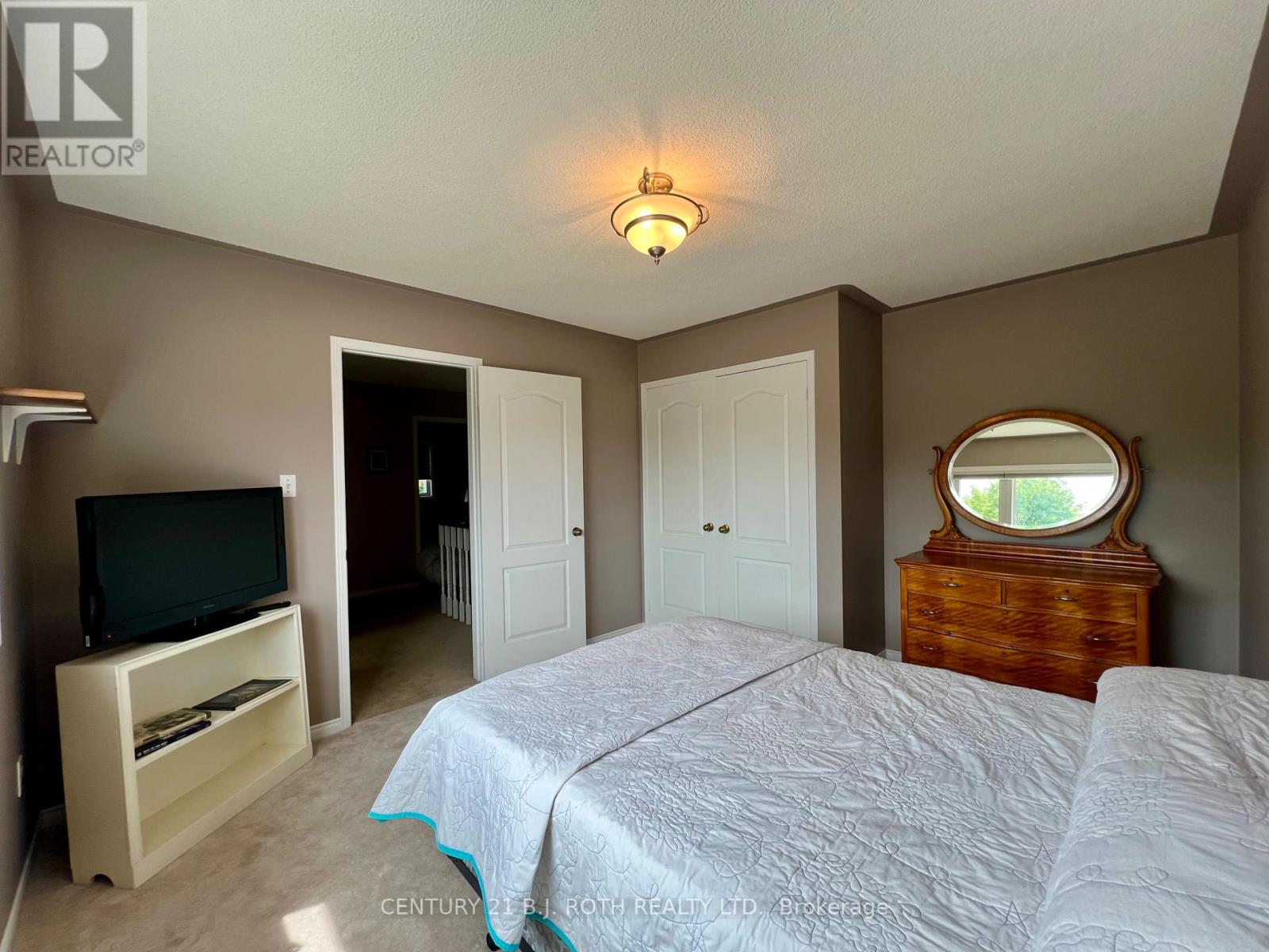 47 LOOKER DRIVE - 38