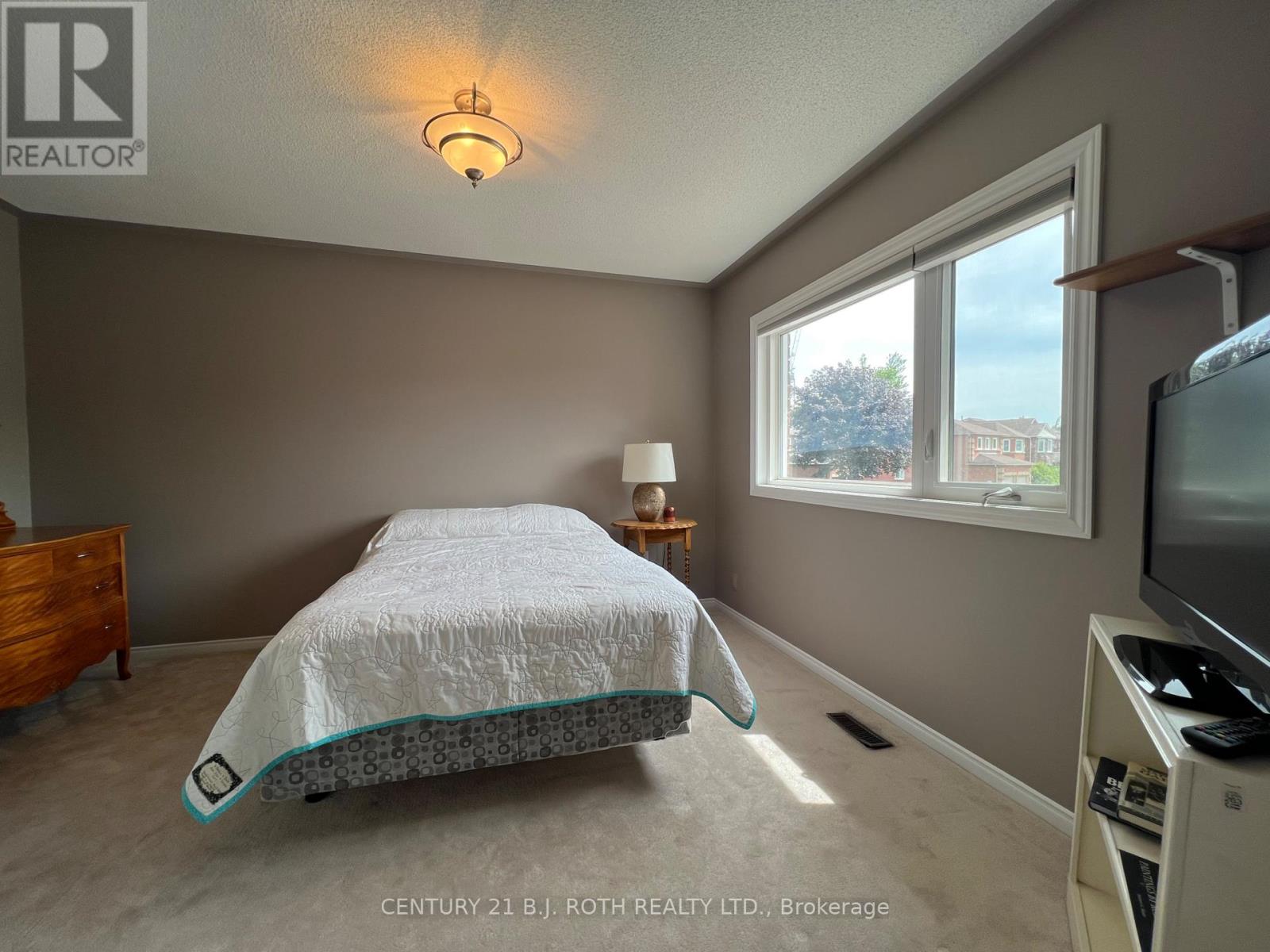 47 LOOKER DRIVE - 39