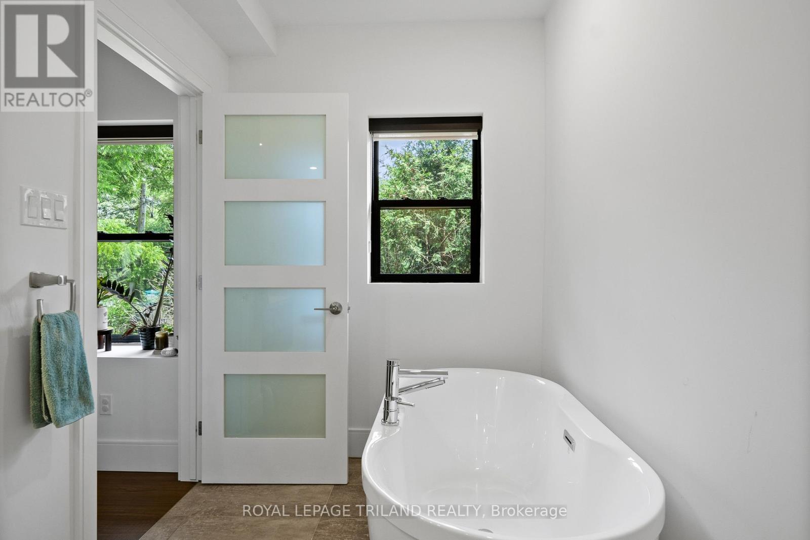 #3 130 WINDSOR CRESCENT - 18