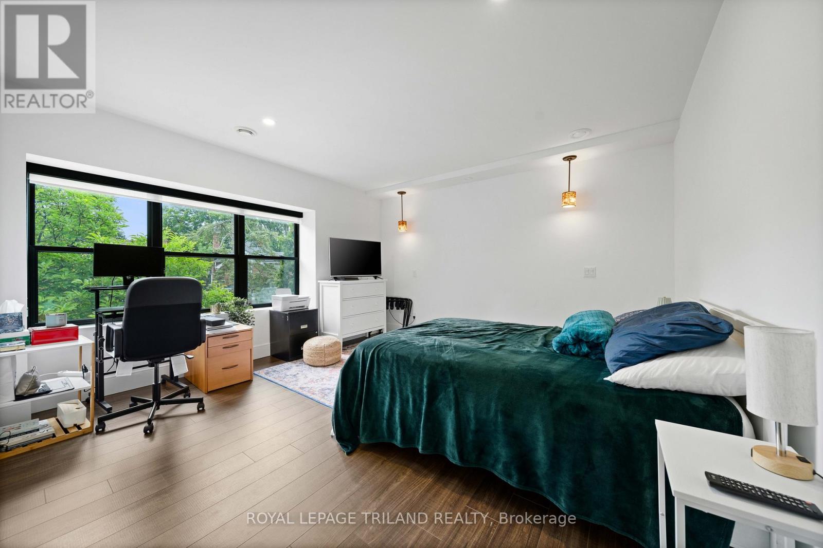 #3 130 WINDSOR CRESCENT - 21