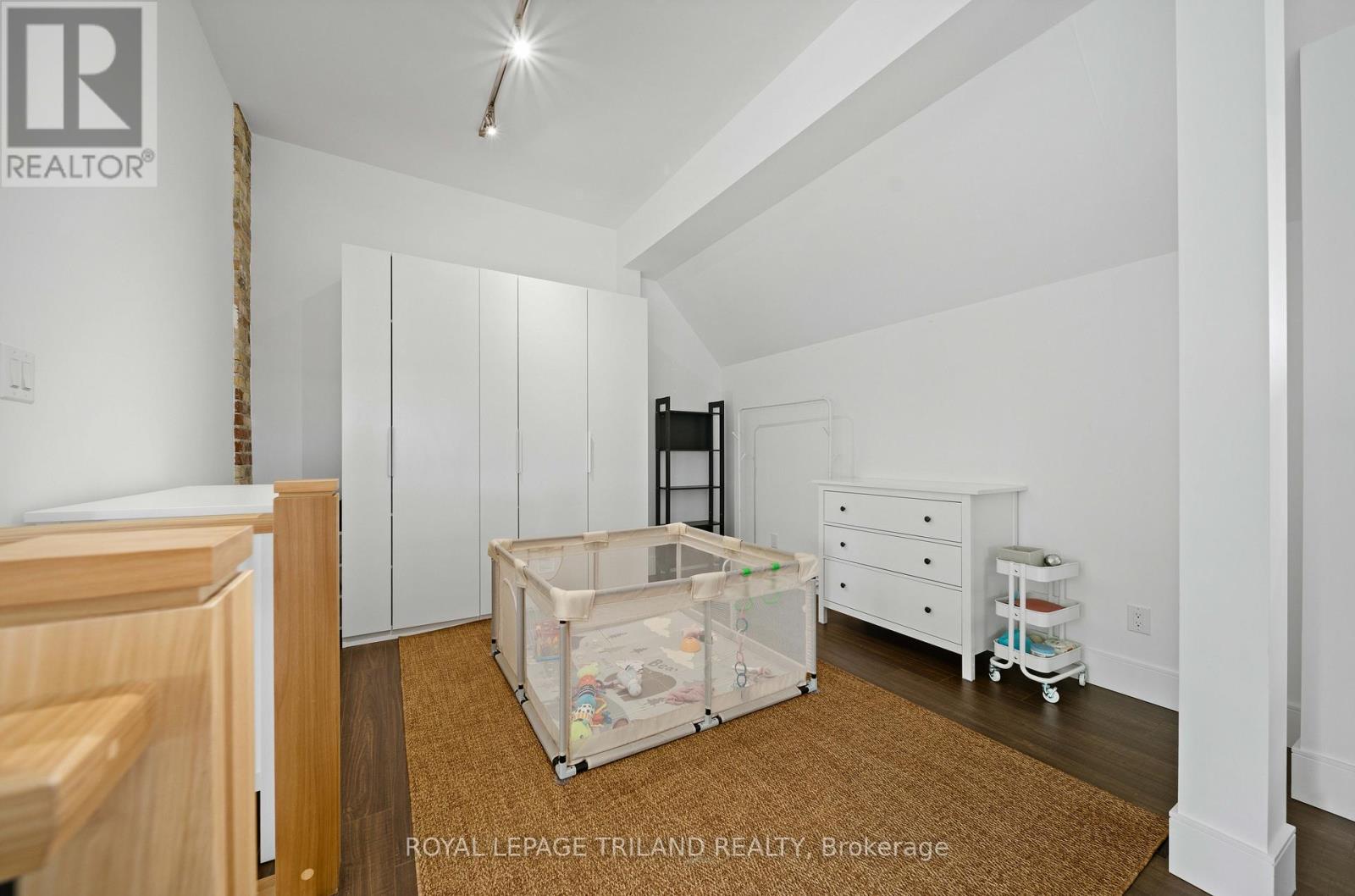 #3 130 WINDSOR CRESCENT - 25