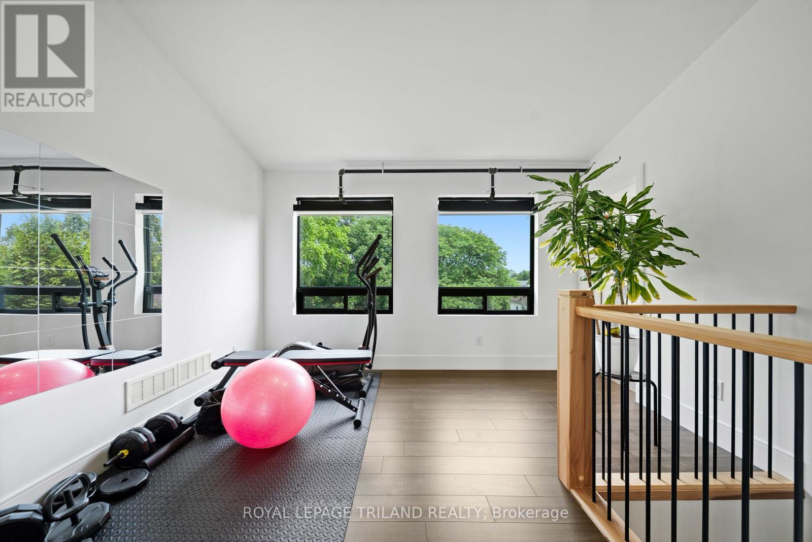 #3 130 WINDSOR CRESCENT - 27