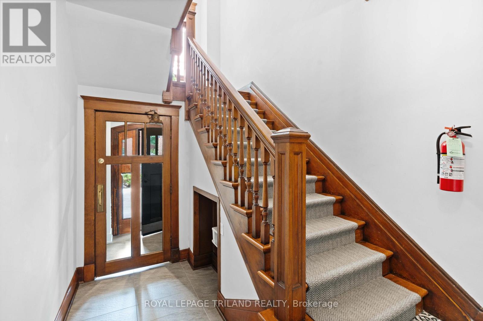 #3 130 WINDSOR CRESCENT - 3