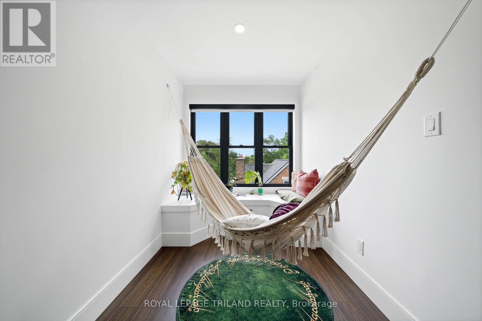 #3 130 WINDSOR CRESCENT - 31