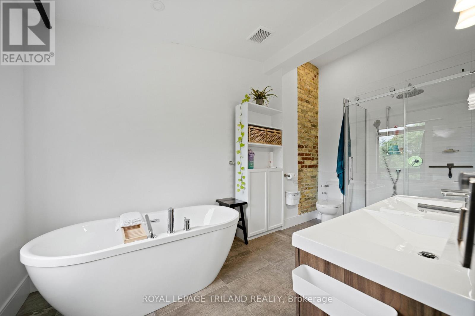 #3 130 WINDSOR CRESCENT - 32