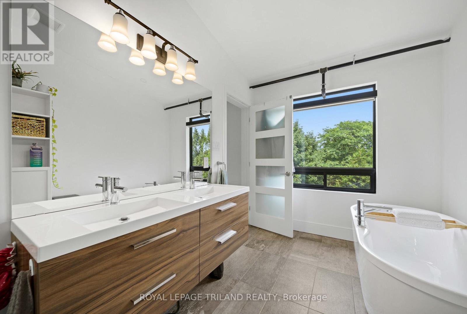 #3 130 WINDSOR CRESCENT - 34