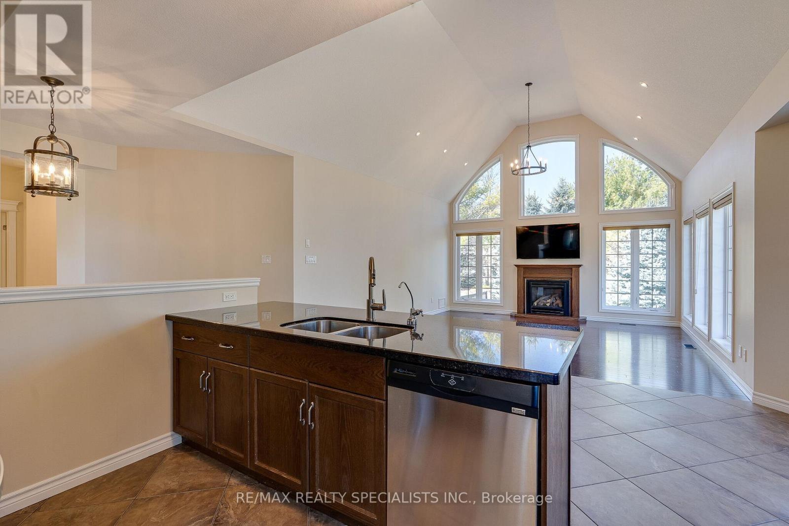 #2 3 REDDINGTON DRIVE - 16