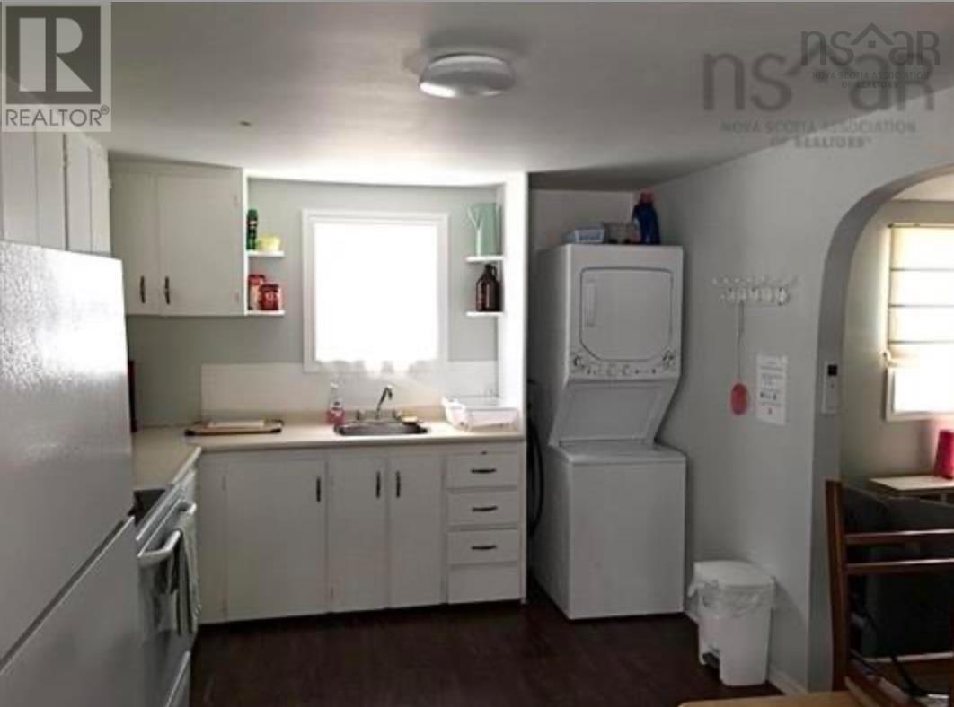 10352 1 Highway - 43