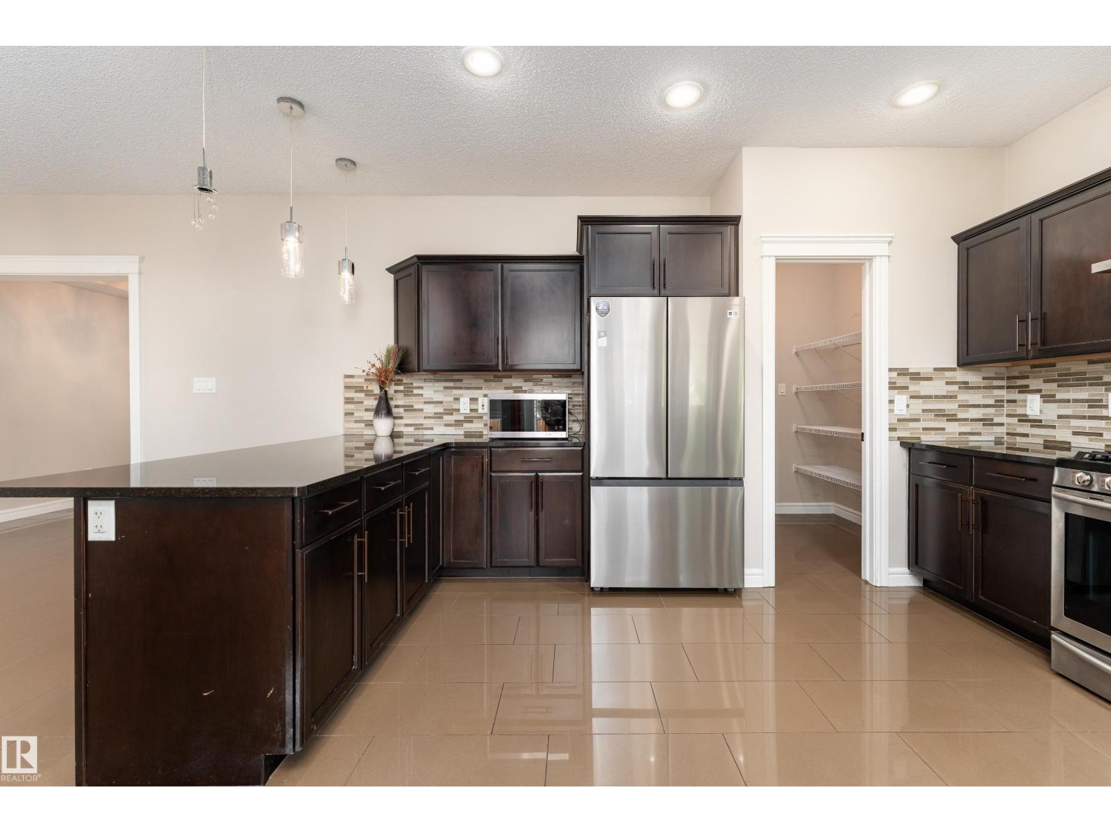 7916 18 AV SW - 10