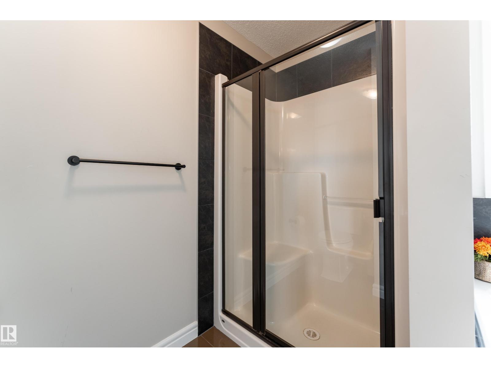 7916 18 AV SW - 35