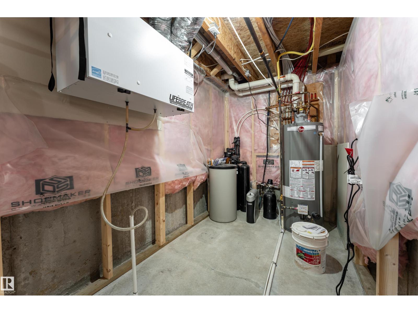 7916 18 AV SW — photo 49