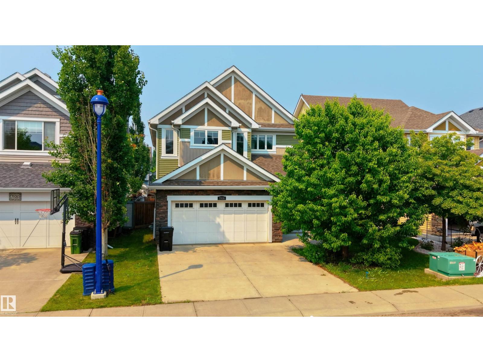 7916 18 AV SW - 64