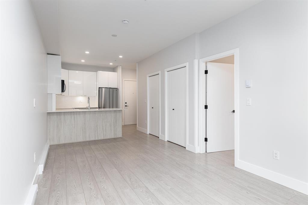 10X 5486 199A STREET, Langley — photo 2