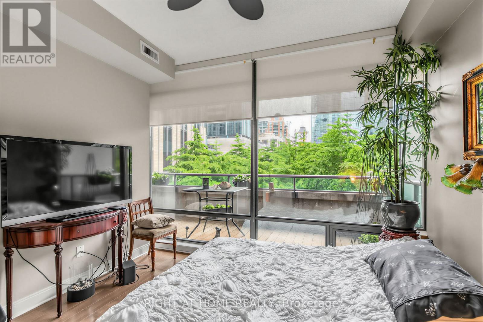 #305 18 YORKVILLE AVENUE - 10