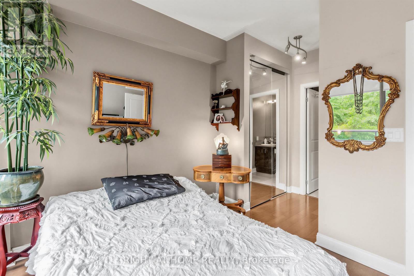 #305 18 YORKVILLE AVENUE - 14