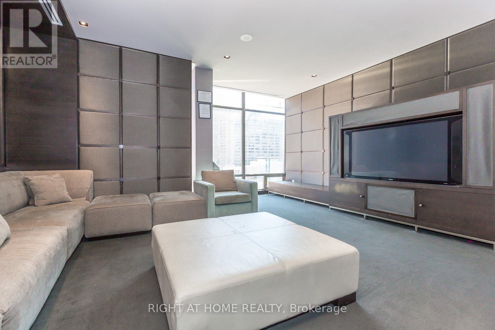 #305 18 YORKVILLE AVENUE - 19