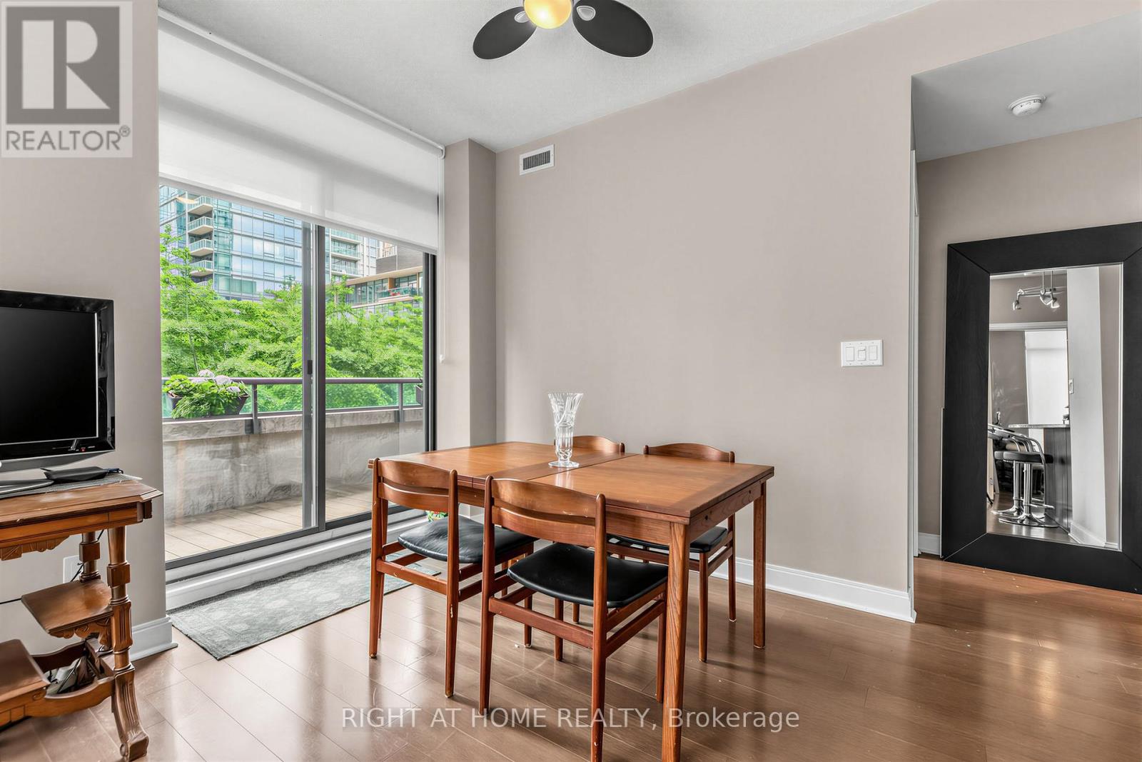 #305 18 YORKVILLE AVENUE - 4