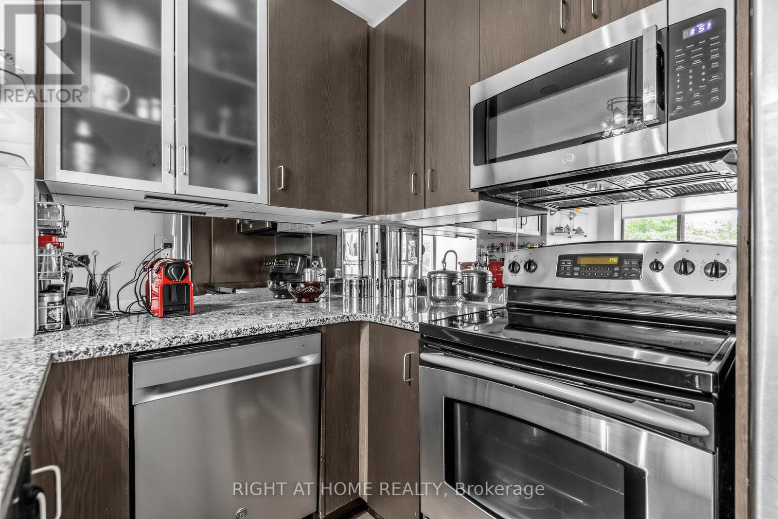 #305 18 YORKVILLE AVENUE - 7