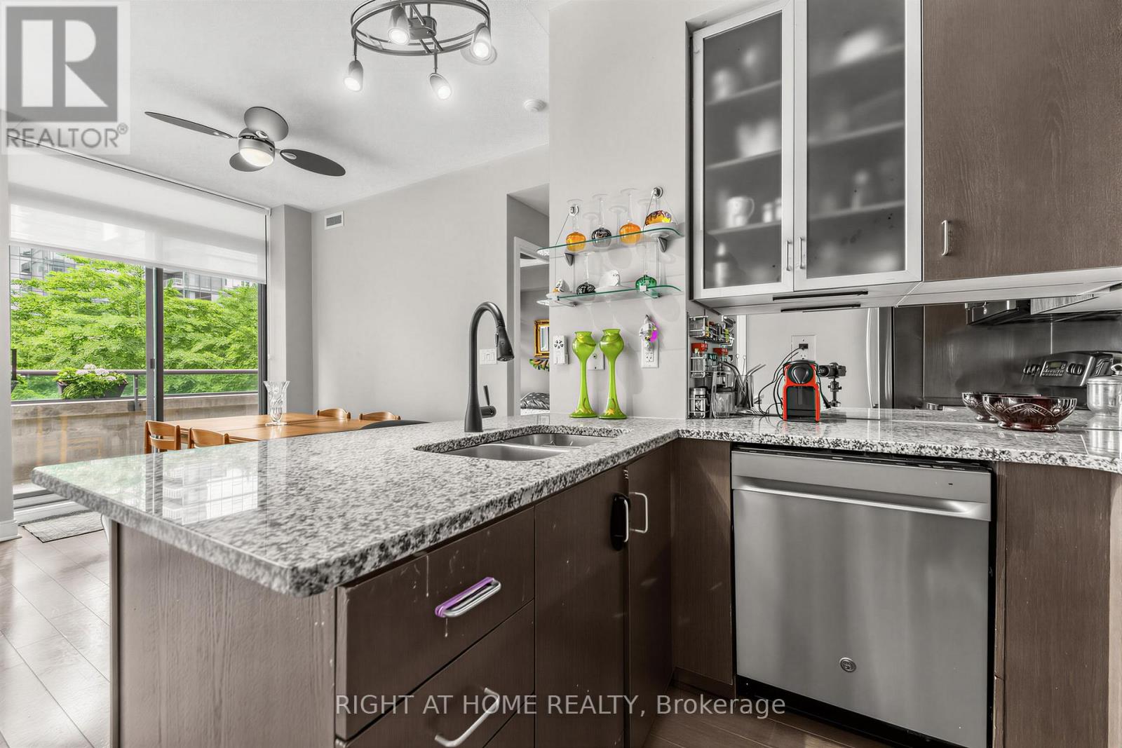 #305 18 YORKVILLE AVENUE - 8