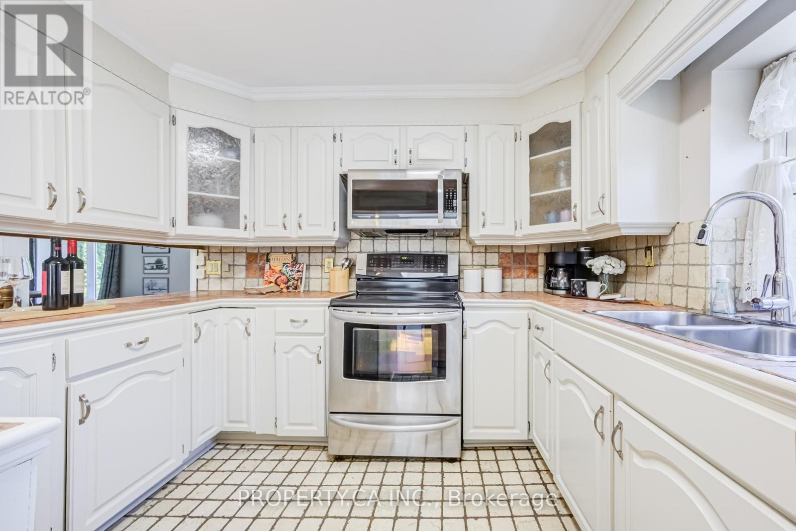 566 ROUGEMOUNT DRIVE - 13