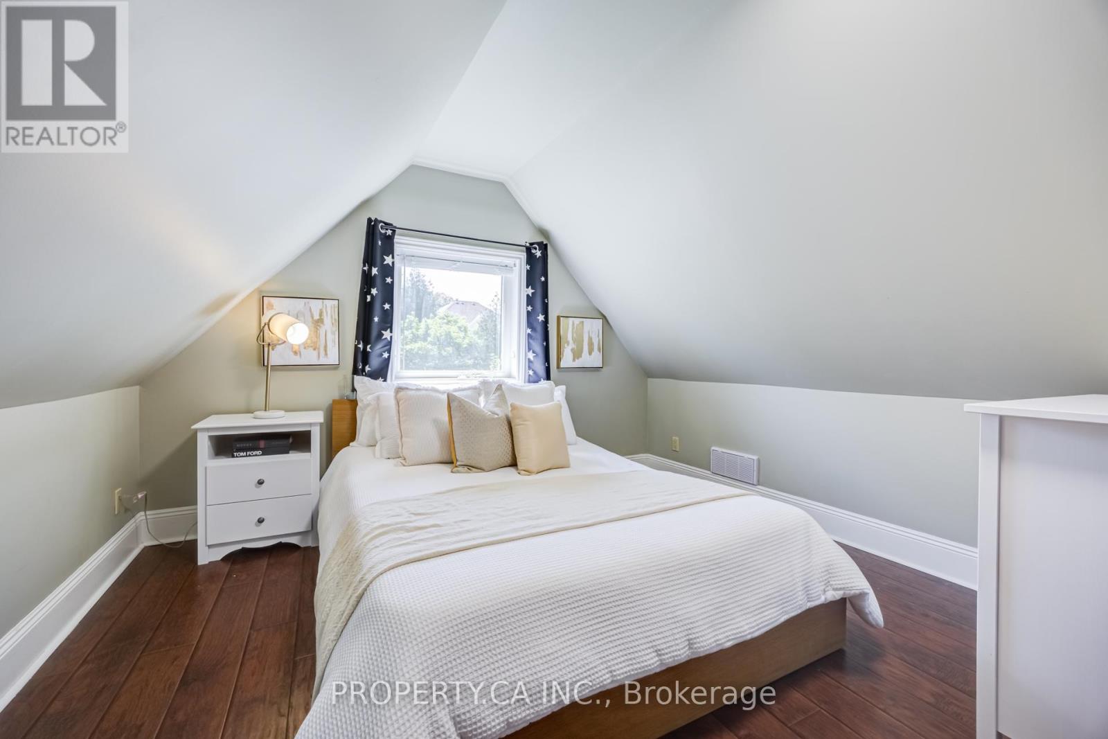 566 ROUGEMOUNT DRIVE - 18