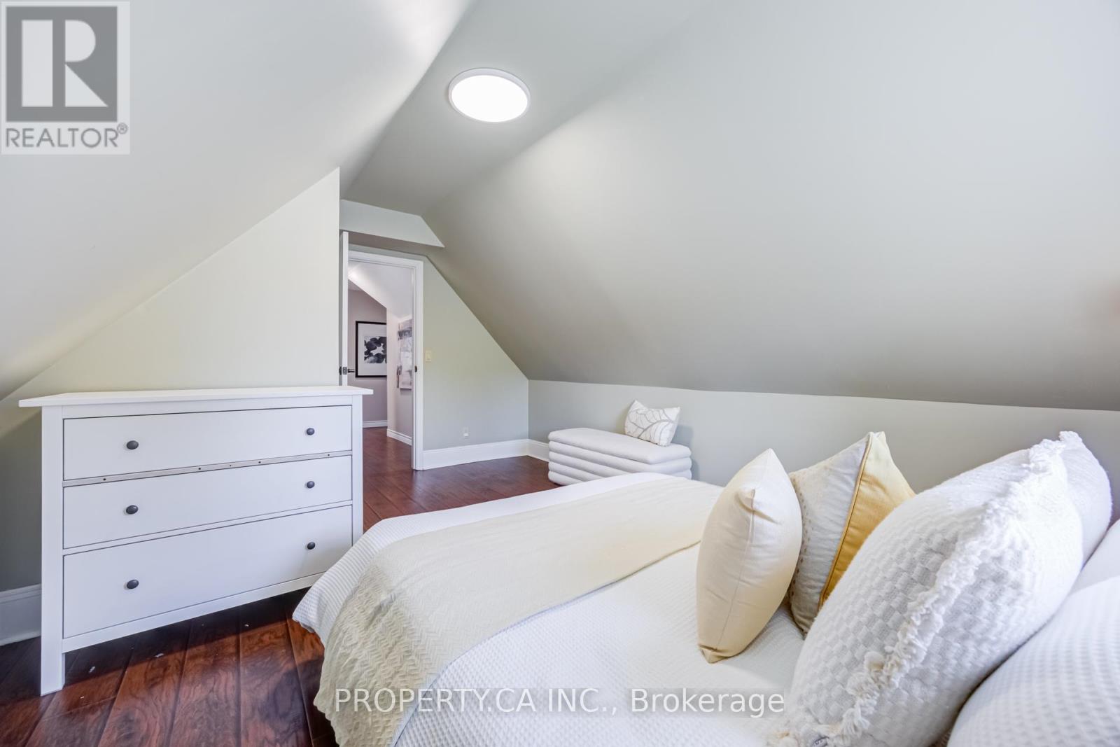 566 ROUGEMOUNT DRIVE - 19