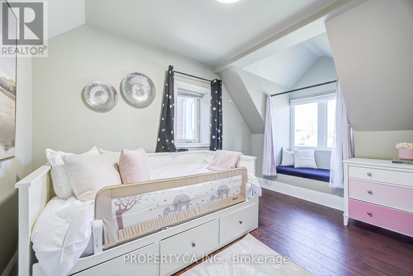 566 ROUGEMOUNT DRIVE - 21