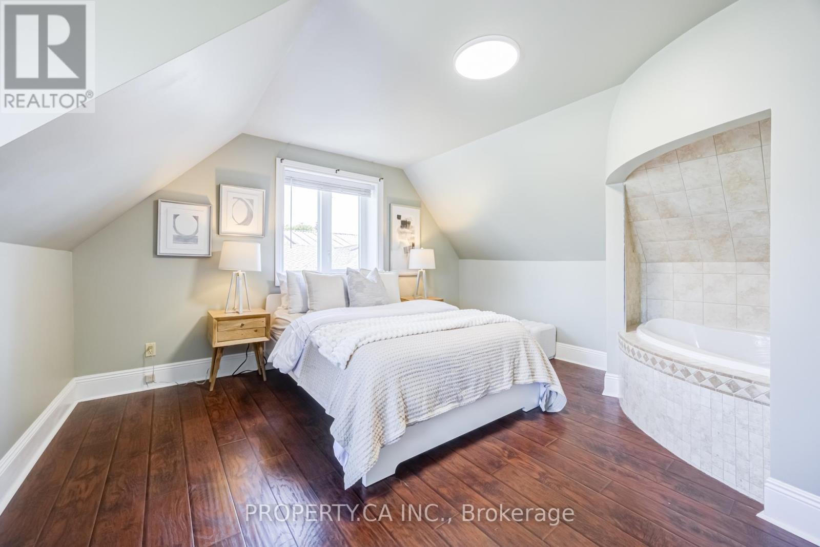 566 ROUGEMOUNT DRIVE - 22