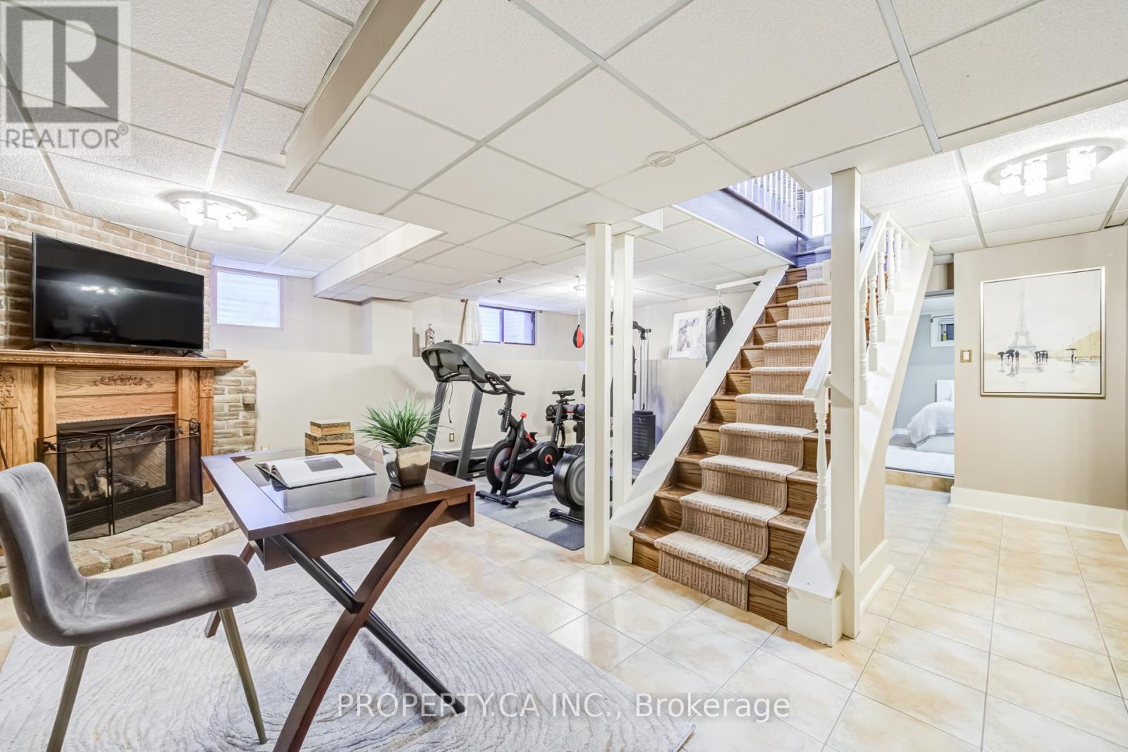 566 ROUGEMOUNT DRIVE - 23