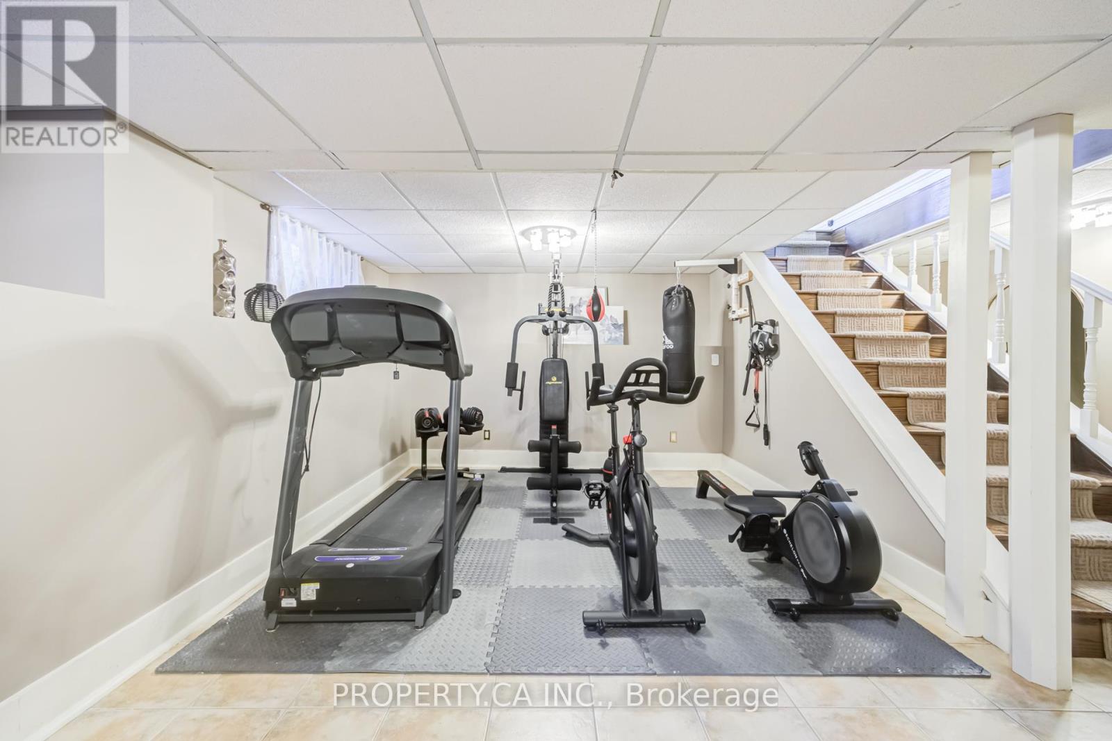 566 ROUGEMOUNT DRIVE - 25