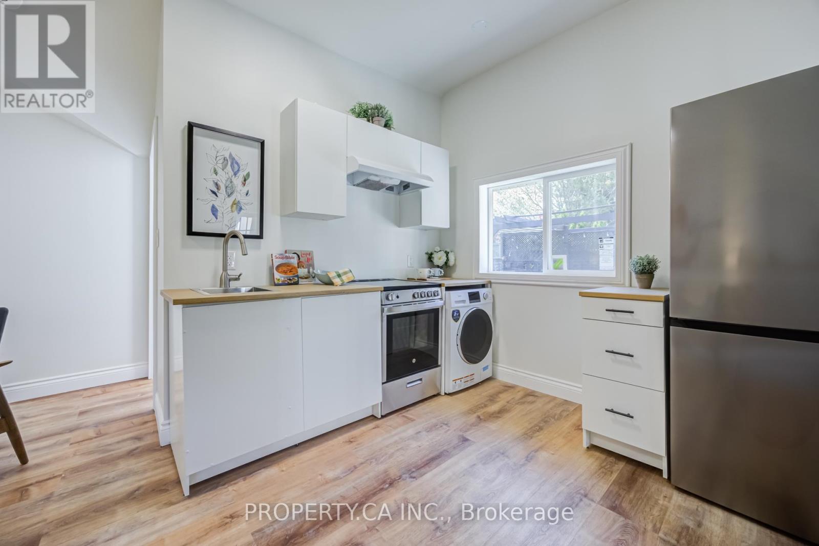 566 ROUGEMOUNT DRIVE - 33
