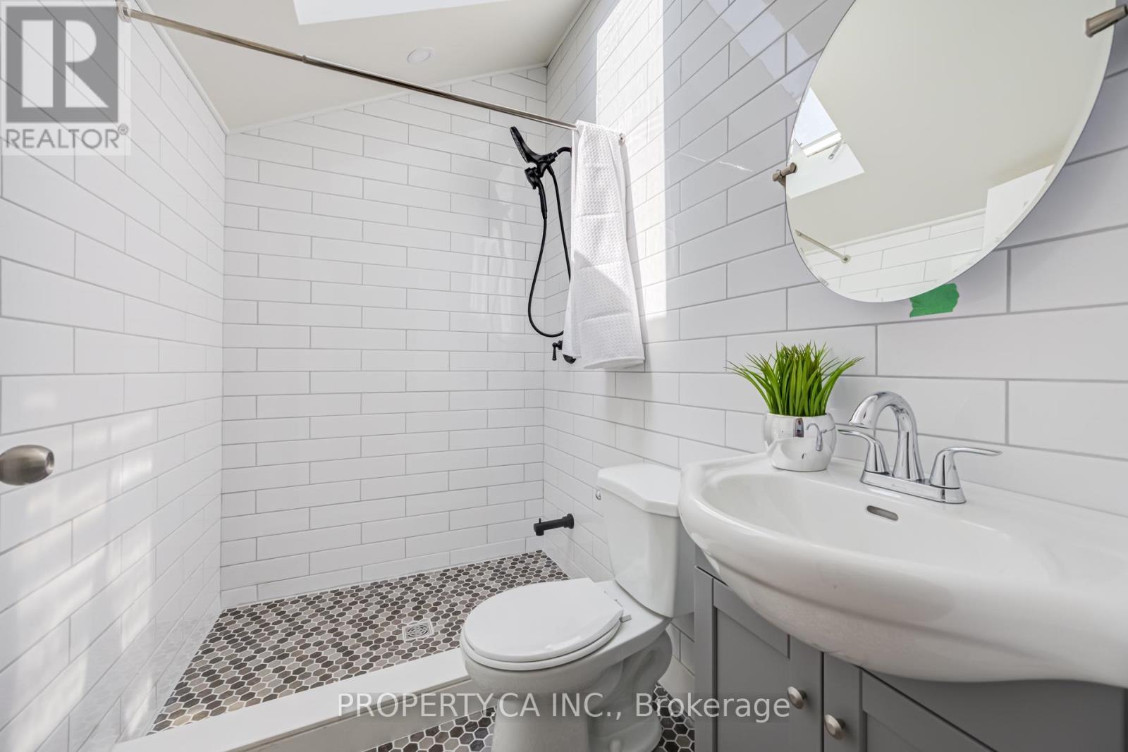 566 ROUGEMOUNT DRIVE - 35
