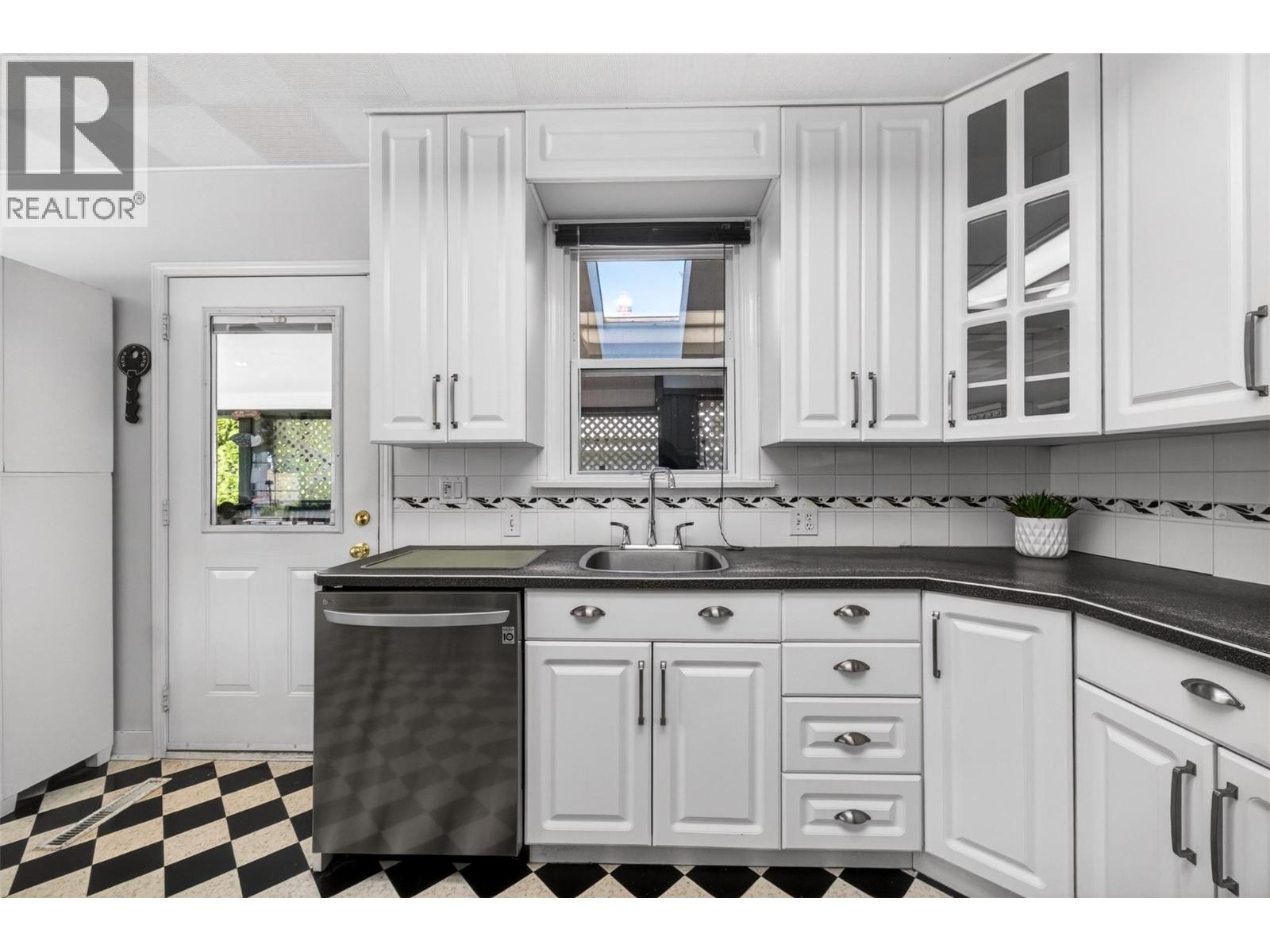 900 Sicamous Street - 15