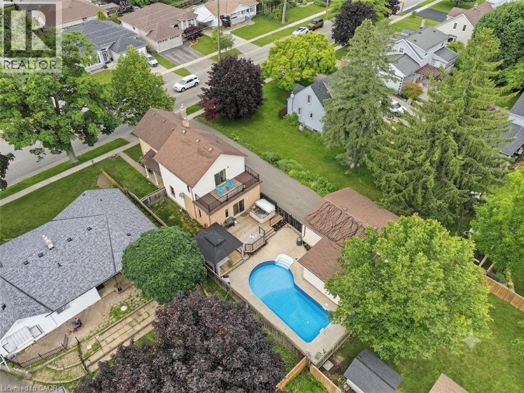 3-bedroom home for sale at 32 CLENCH Avenue, Brantford ON · photo 2 of 40