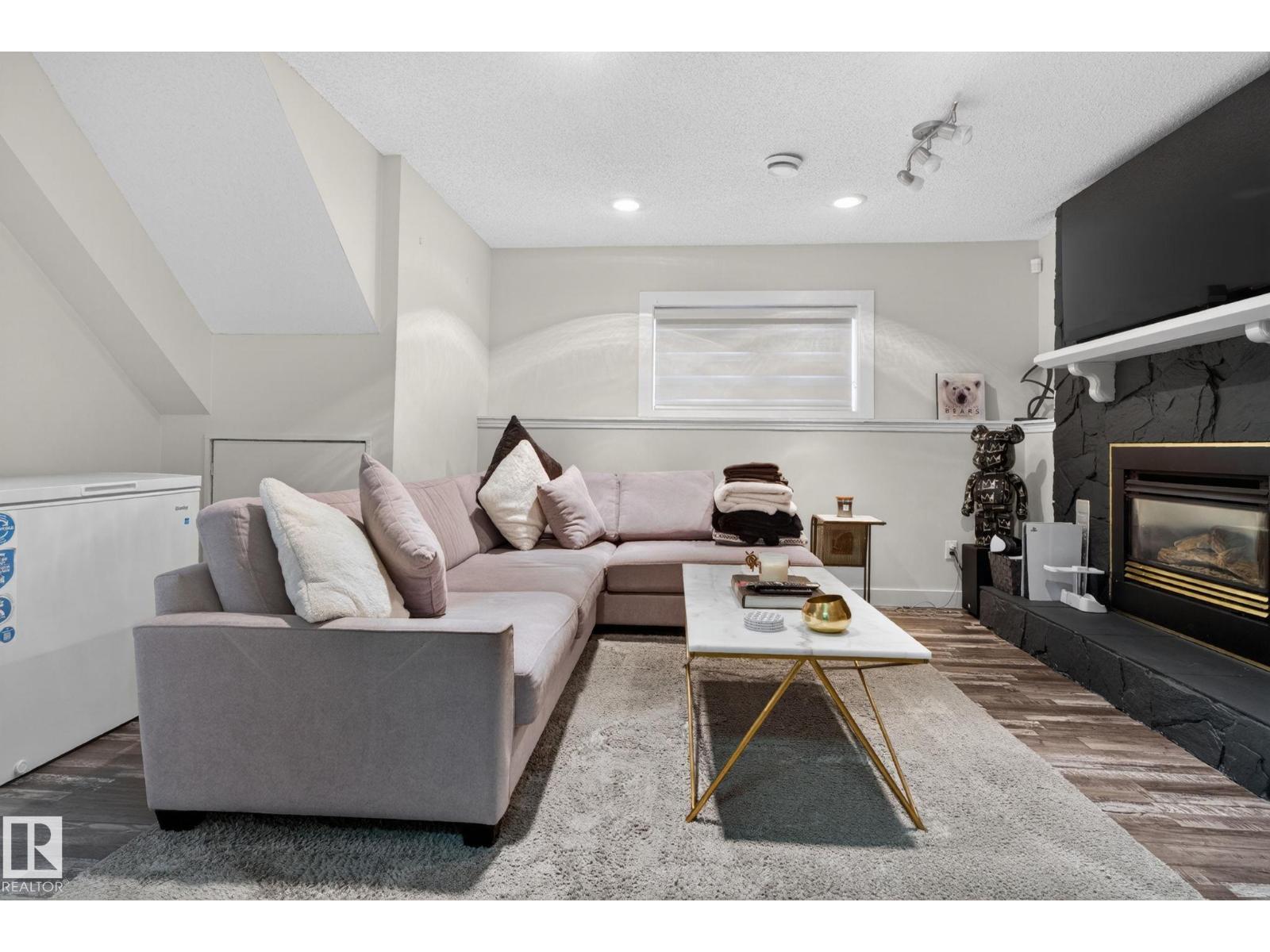 17404 95 ST NW - 22