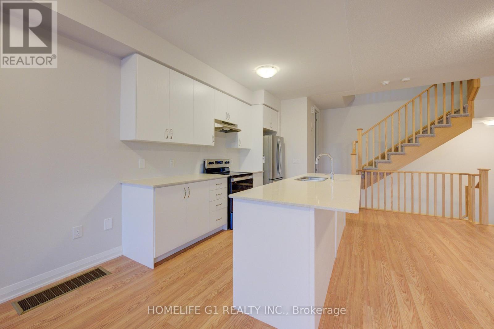 #611 585 COLBORNE STREET E - 14