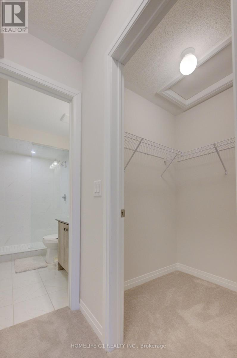 #611 585 COLBORNE STREET E - 32