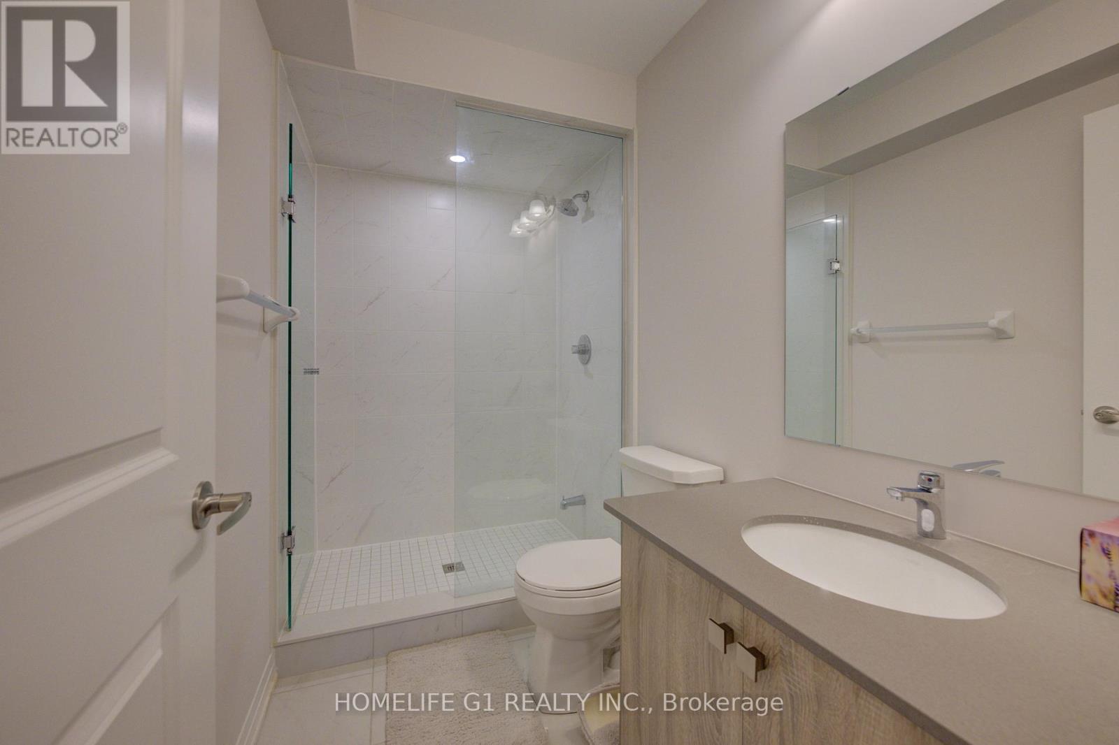 #611 585 COLBORNE STREET E - 33