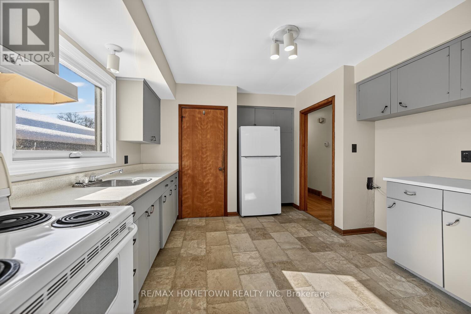 189 REYNOLDS DRIVE - 11