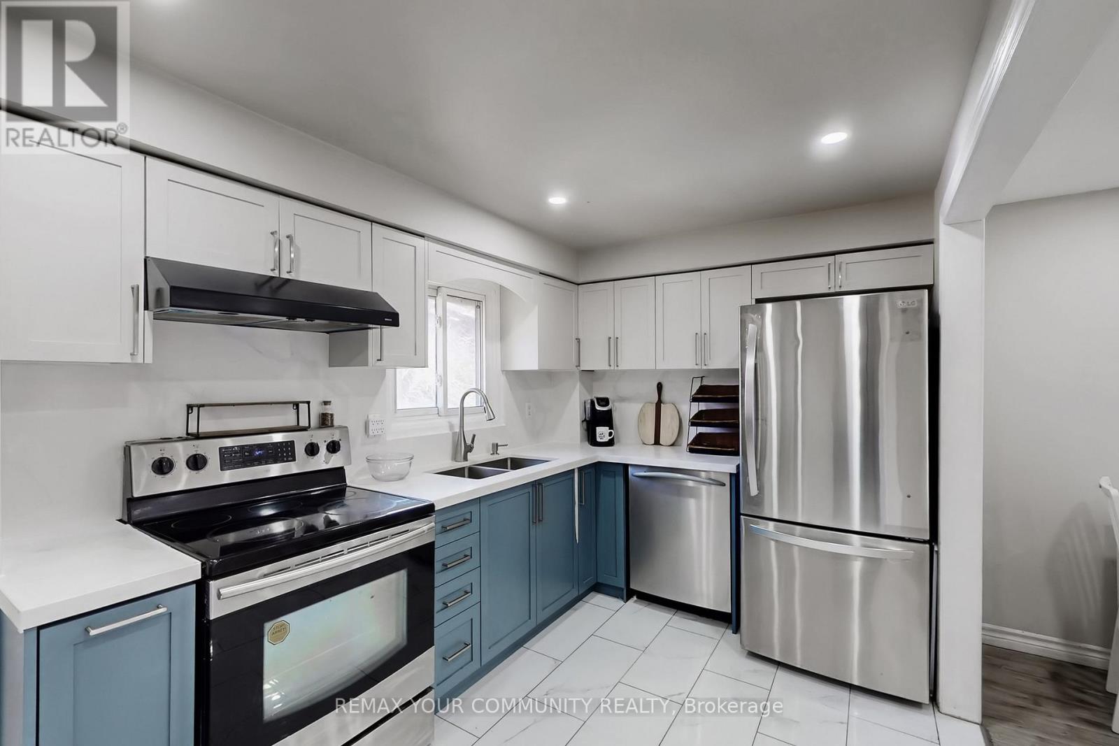 #16 72 ASHGLEN WAY - 17
