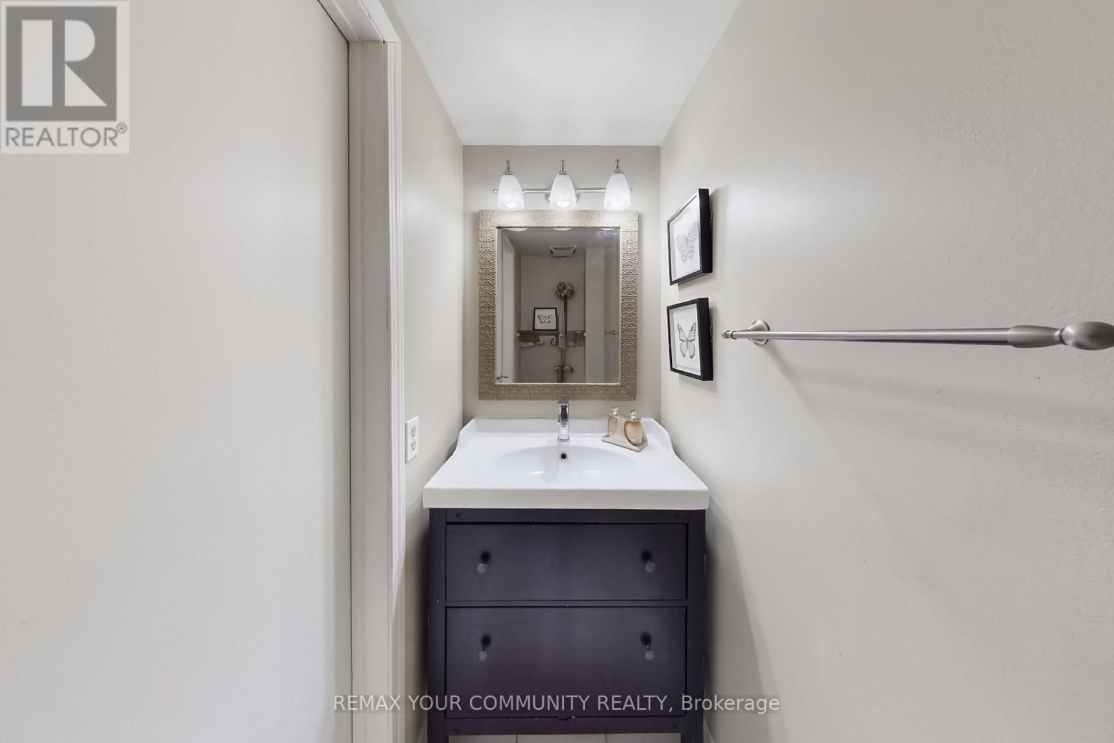 #16 72 ASHGLEN WAY - 22