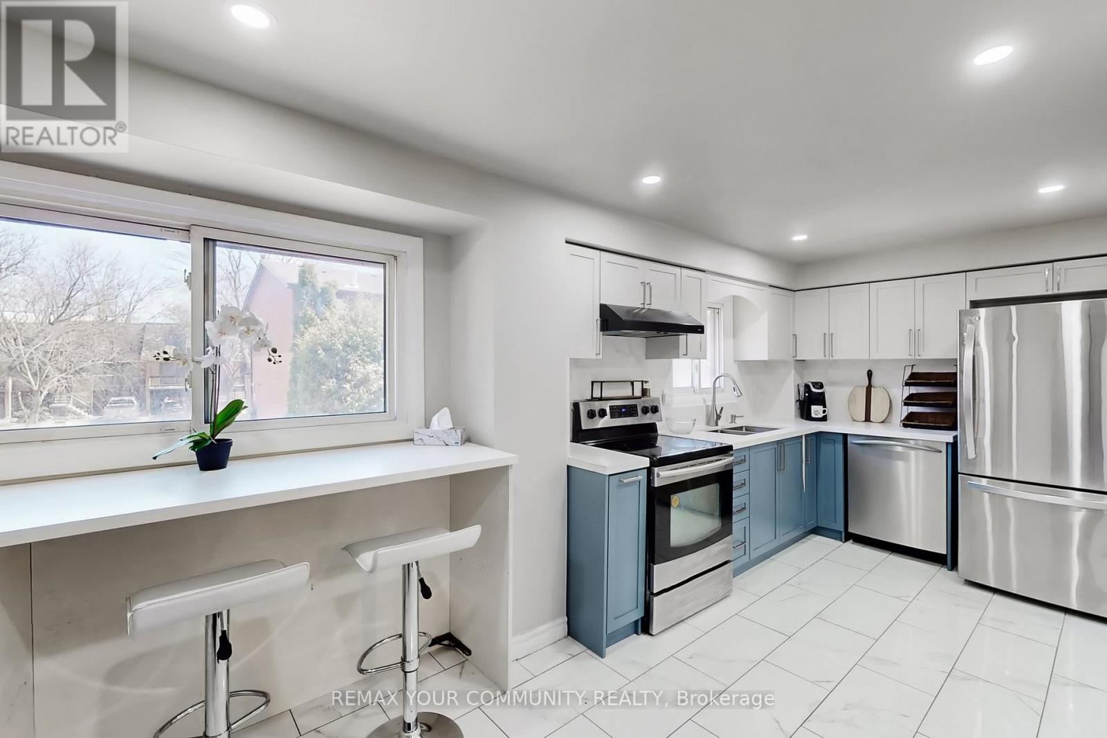 #16 72 ASHGLEN WAY - 18