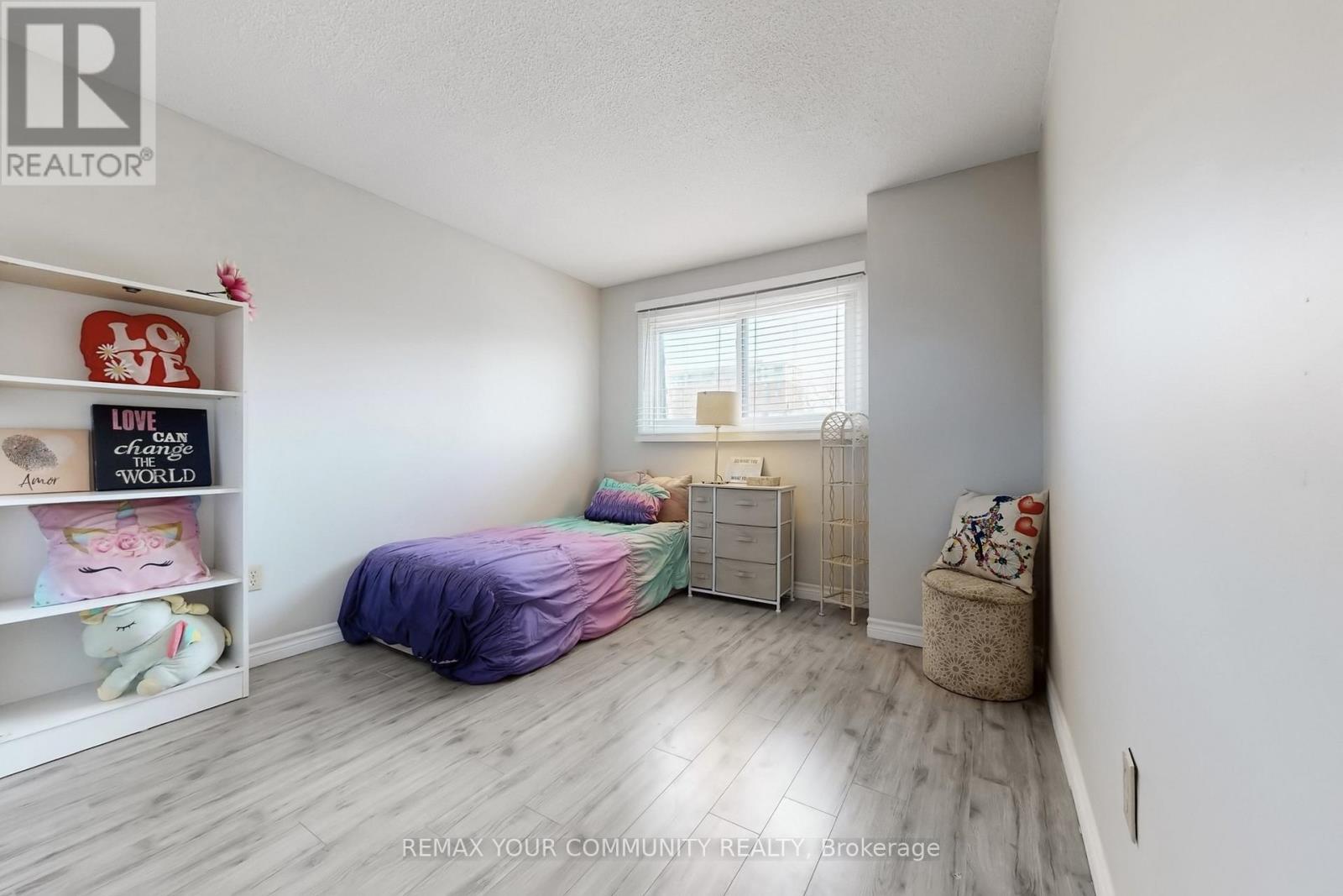 #16 72 ASHGLEN WAY - 34